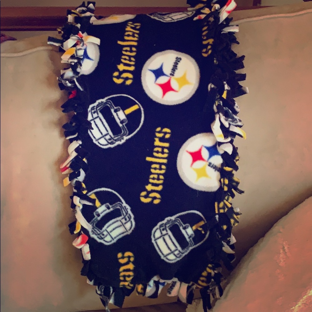 Gently used soft Steeler scarf.